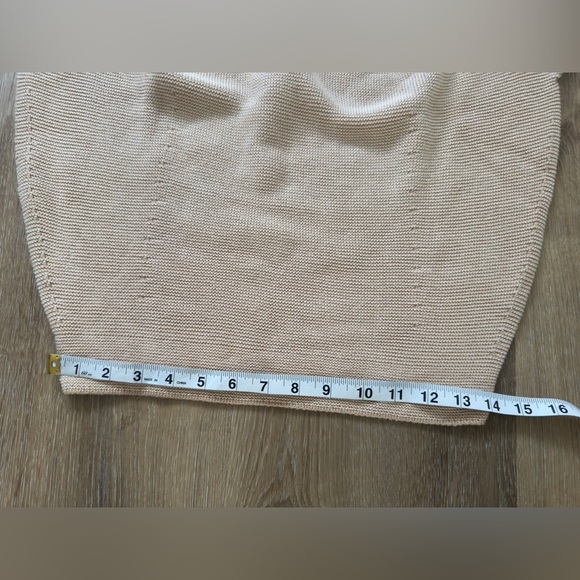 Uniqlo Beige V-Neck Sweater - Picture 5 of 10